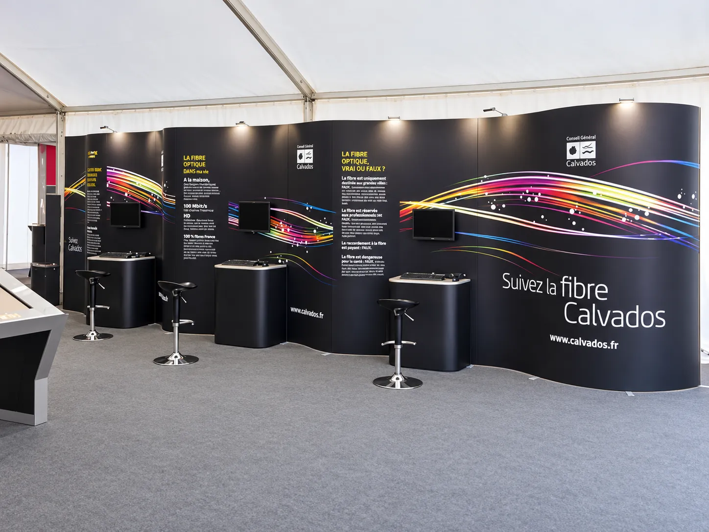 Výstavní stěna ISOframe Wave pro Calvados