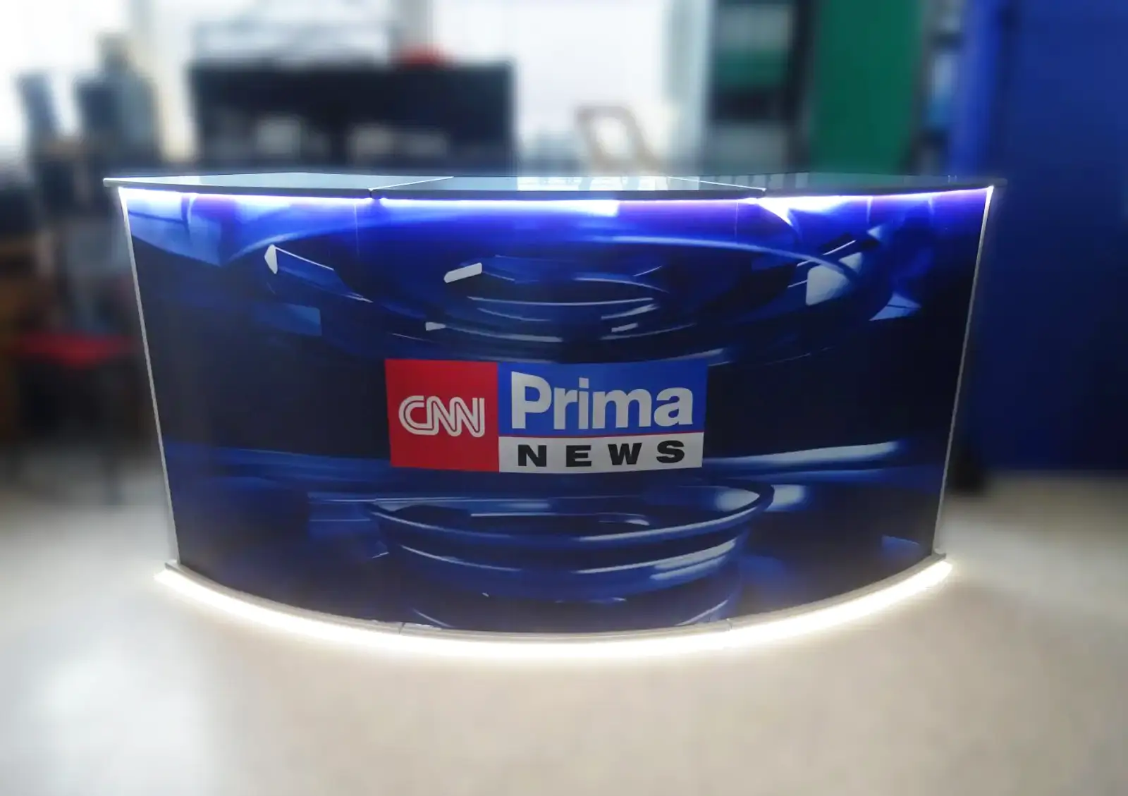 Recepční pult ISObar pro CNN Prima News s LED osvětlením