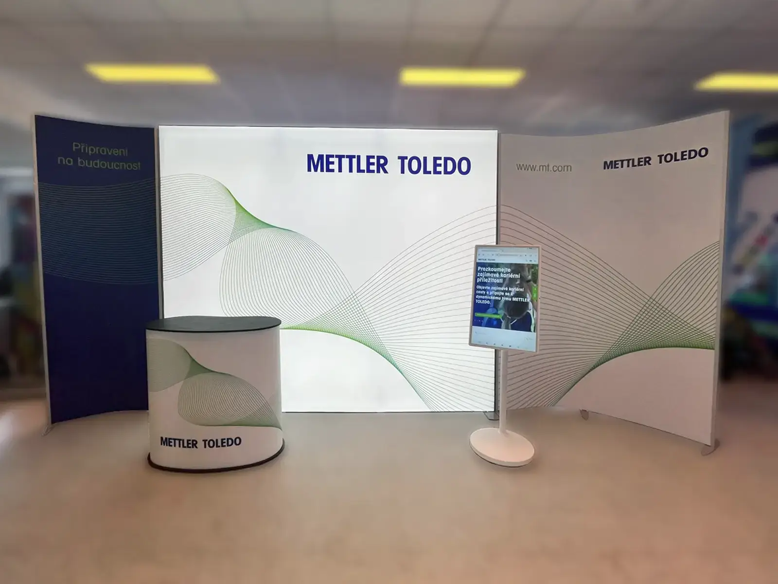 Výstavní sestava ISOframe Wave pro Mettler Toledo se světelným boxem a pultem