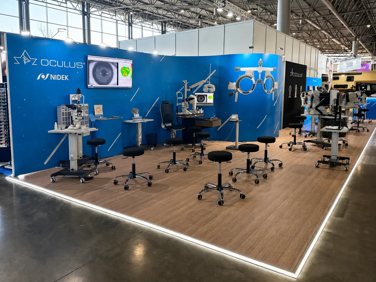 Výstavní stánek ISOframe Wave pro Oculus s mobilní podlahou Stand-ON a ISObarem
