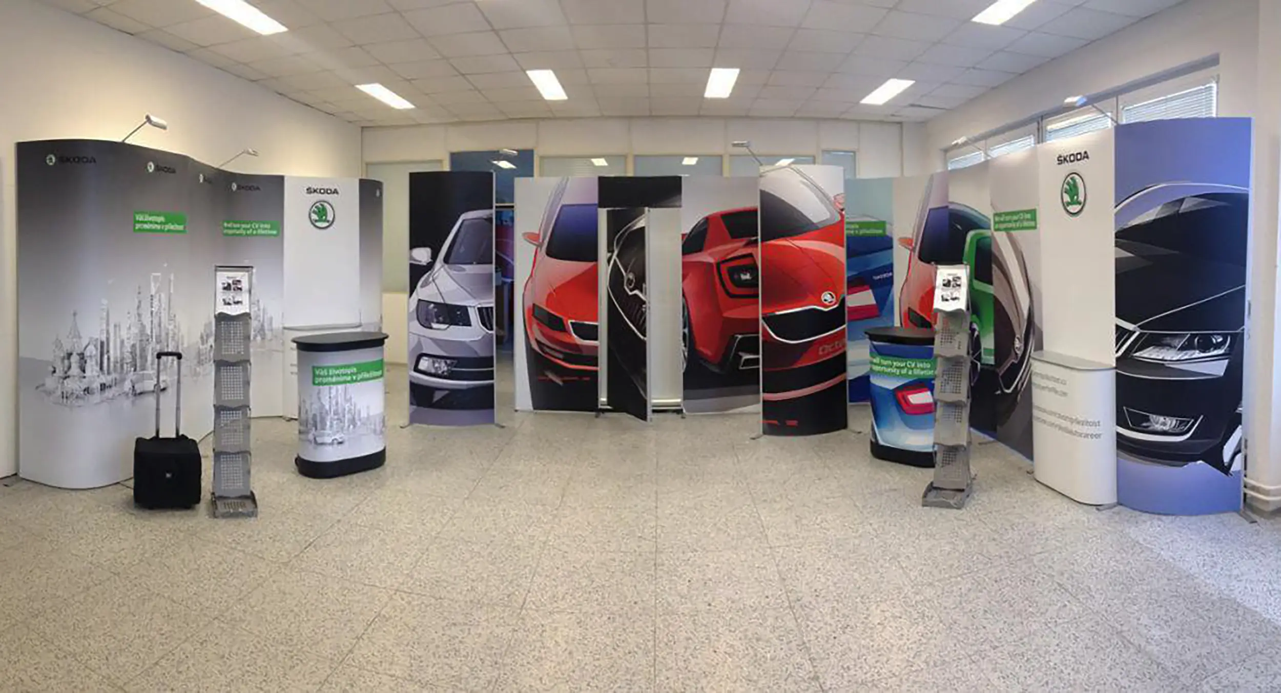 Výstavní stánek ISOframe Wave pro Škoda se zázemím, dveřmi a vestavěnými pulty