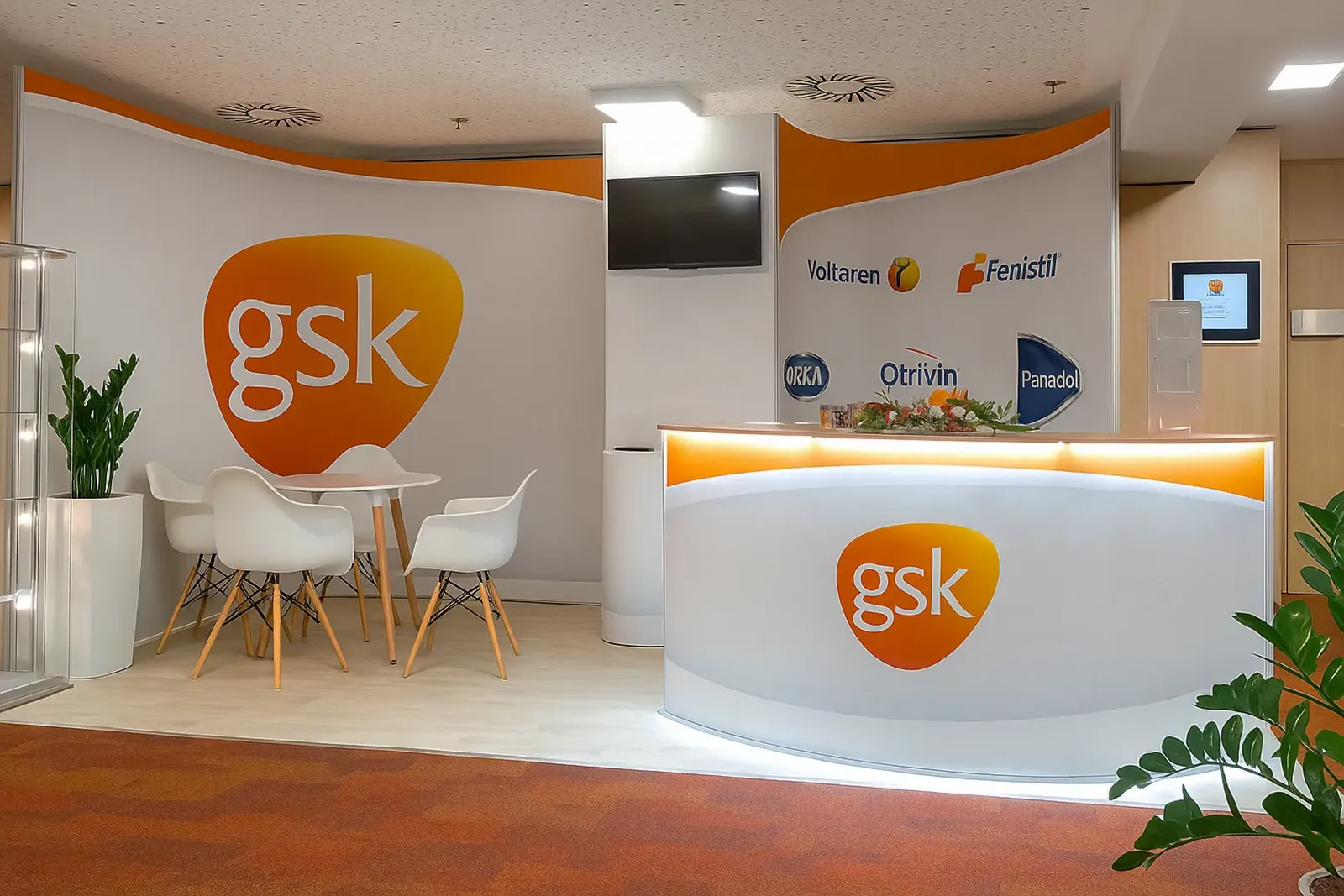 Výstavní sestava ISOframe Wave pro GSK s vestavěným pultem s obrazovkou a recepčním pultem ISObar