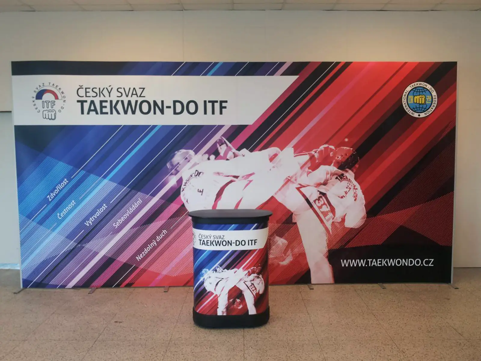 Rovná výstavní stěna ISOframe Wave pro Taekwon-do